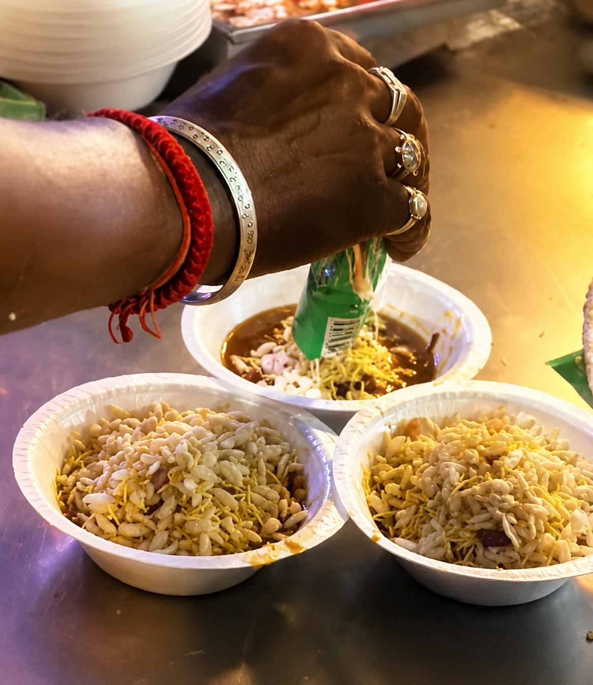 Muri chana serve karte hue